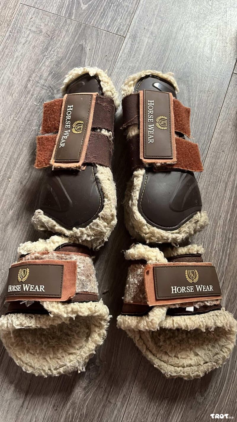 Brown sheepskin tendon and fetlock boots (full)